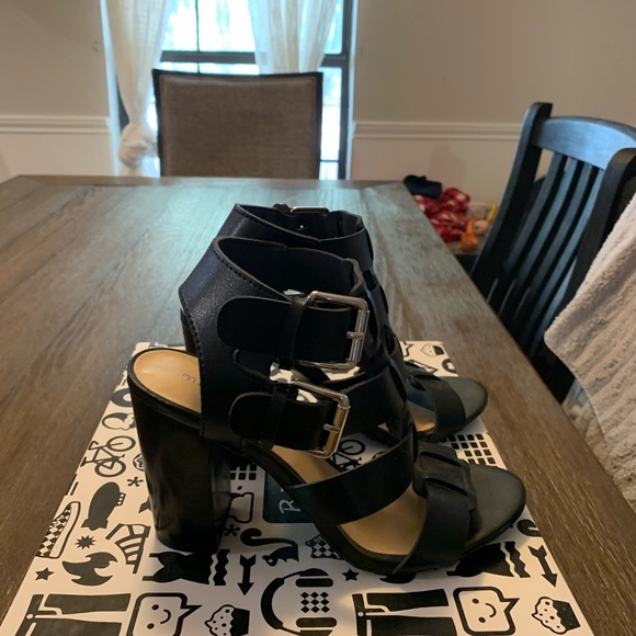 Sandals - Picture 2 of 6